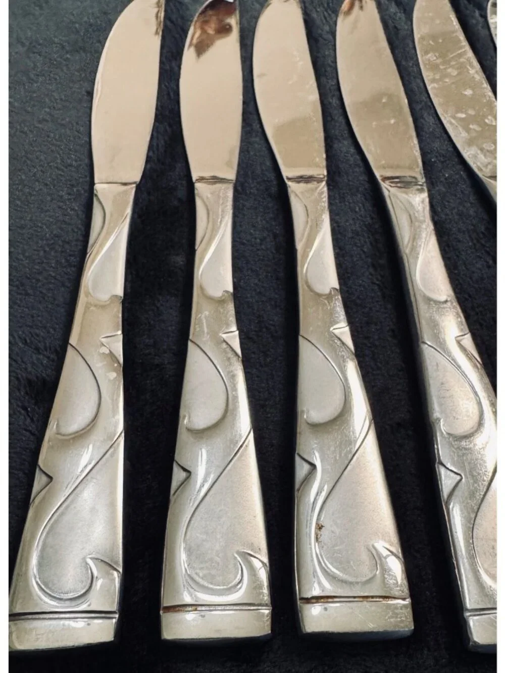 4 Oneida TUSCANY Dinner Knives Stainless Steel Scroll